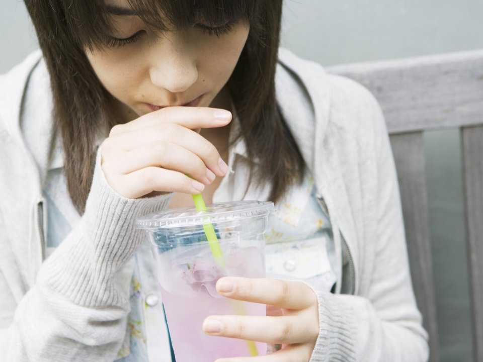 日系清新少女手持粉色冰饮日常人像摄影