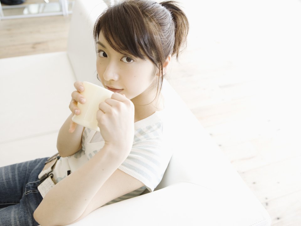 日系居家少女手持马克杯休闲人像写真