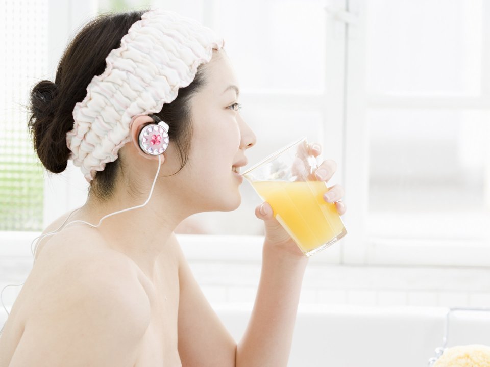 居家休闲少女 窗边听音乐饮用鲜橙汁