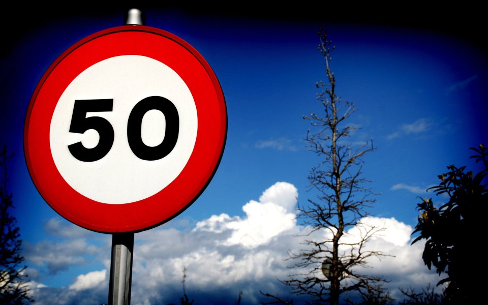 晴朗蓝天背景下的50公里限速交通标识