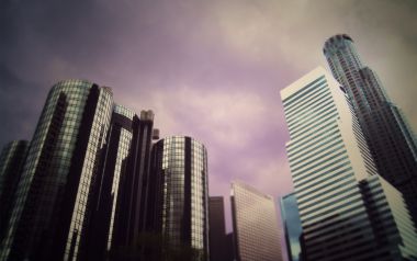 三层纵深迷幻紫调城市摩天大楼低角度摄影