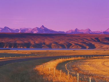 加拿大阿尔伯塔郊野黄昏风光