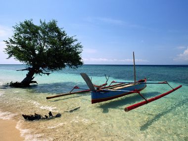 泰国热带海滩停泊传统舷外支架独木舟海景