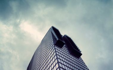 低角度仰拍现代玻璃幕墙摩天大楼 多云天空都市建筑风光