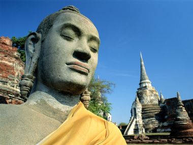 泰国古寺石佛像与佛塔遗址风光