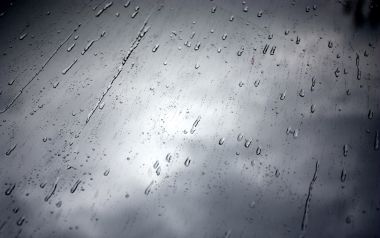 雨天窗户上的水滴特写