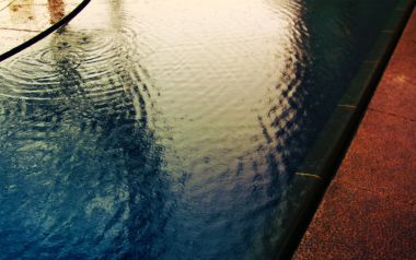 雨中游泳池的涟漪水面