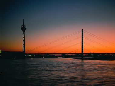 德国杜塞尔多夫莱茵塔与斜拉桥夕阳剪影