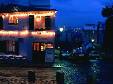 法国巴黎蒙马特粉红小屋夜景