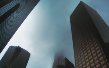雾中城市摩天大楼低角度仰拍 云的收集者