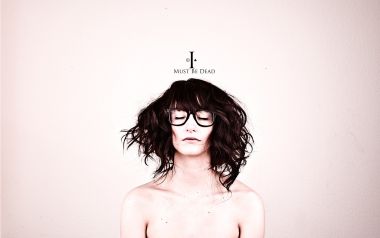 极简创意人像 戴黑框眼镜的蓬松卷发闭眼女性