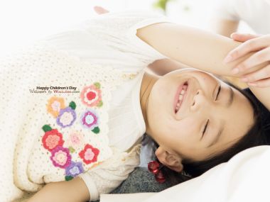 儿童节温馨居家写真 开怀大笑的东亚小女孩
