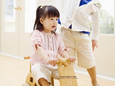 可爱东亚小女孩骑原木玩具车居家温馨儿童节写真
