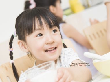 扎双麻花辫的可爱东亚小女孩 儿童节温馨生活写真