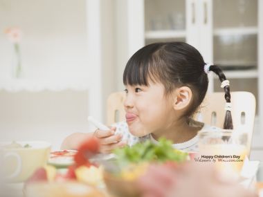 居家用餐的可爱东亚小女孩 儿童节主题温馨摄影