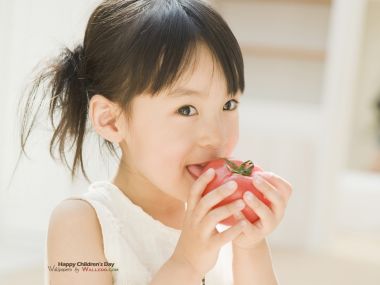 可爱亚洲小女孩捧番茄 儿童节童真写真