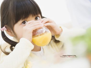 可爱东亚小女孩喝橙汁 儿童节温馨写真