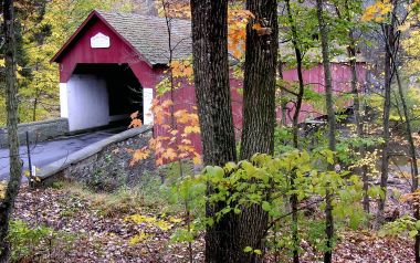美国宾夕法尼亚州 Frankenfield Covered Bridge 秋景
