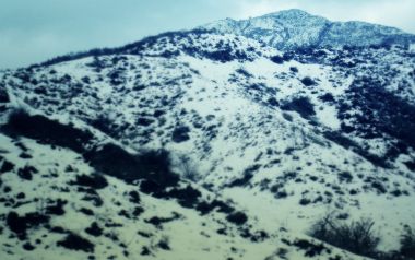 朦胧柔焦冬日积雪山野自然雪景