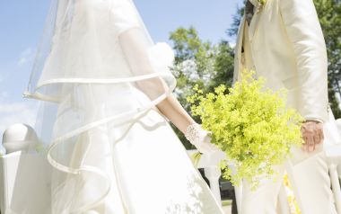 户外花园婚礼 持黄绿色手捧花的新郎新娘浪漫婚纱摄影