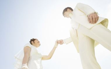 低角度仰拍 花园婚礼新人牵手浪漫婚纱照