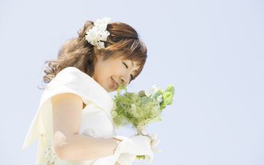户外花园婚礼 年轻新娘手捧花束清新婚纱照