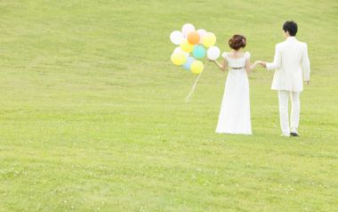 Garden Wedding Photo Bride And Groom With Balloons On Green Grass