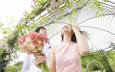 春日花园花廊下的新婚夫妇甜蜜婚纱摄影