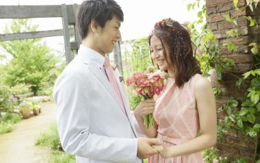Garden Wedding Bride And Groom Holding Hands Romantic Photography