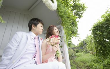 春日花园户外婚纱照 新郎新娘手持花束甜蜜依偎