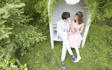 清新户外花园 牵手对视的新郎新娘婚纱写真