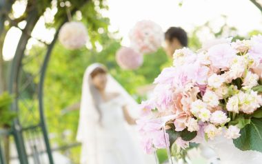花园婚礼淡粉色绣球手捧花浪漫婚纱照
