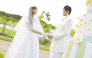 花园婚礼摄影 牵手对视的新娘新郎与清新婚礼蛋糕
