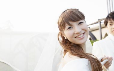 户外花园婚礼 微笑新娘甜蜜婚纱照