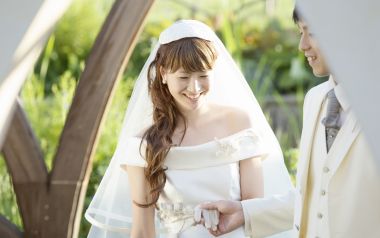 花园婚礼 新娘新郎牵手甜蜜婚纱照
