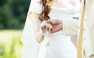 户外花园婚礼新人牵手特写