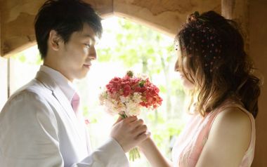 春日林间木屋新婚情侣婚纱照