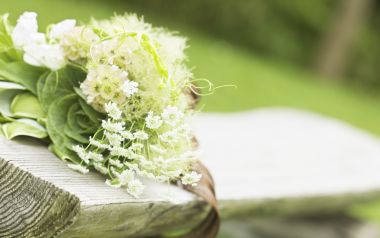 户外花园婚礼白绿色手捧花特写