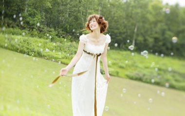 夏日林间草坪白裙少女泡泡婚纱写真