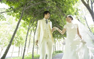 春日公园林荫道新婚夫妇浪漫婚纱照