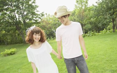 夏日户外草坪微笑新婚夫妇花园婚纱写真