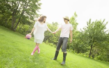春日郊野草坪新婚情侣牵手漫步 清新花园婚纱照