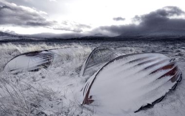 冰岛冬季湖岸干泊覆雪小船 HDR自然风光