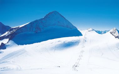 阿尔卑斯山脉壮丽雪山滑雪场
