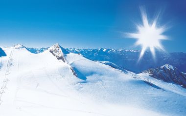 阿尔卑斯山脉雪山与耀眼阳光