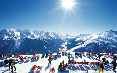 阿尔卑斯山滑雪场阳光下的休闲时光