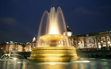 英国伦敦特拉法加广场喷泉夜景