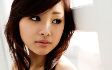 日系偶像少女窗边自然光人像特写高清壁纸