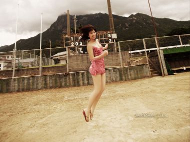 日本写真女星中根霞 乡村运动场跳跃人像写真