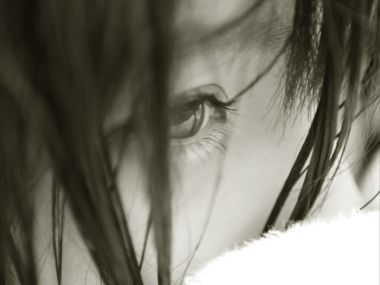 黑白柔焦人像特写 发丝半遮的女性眼部